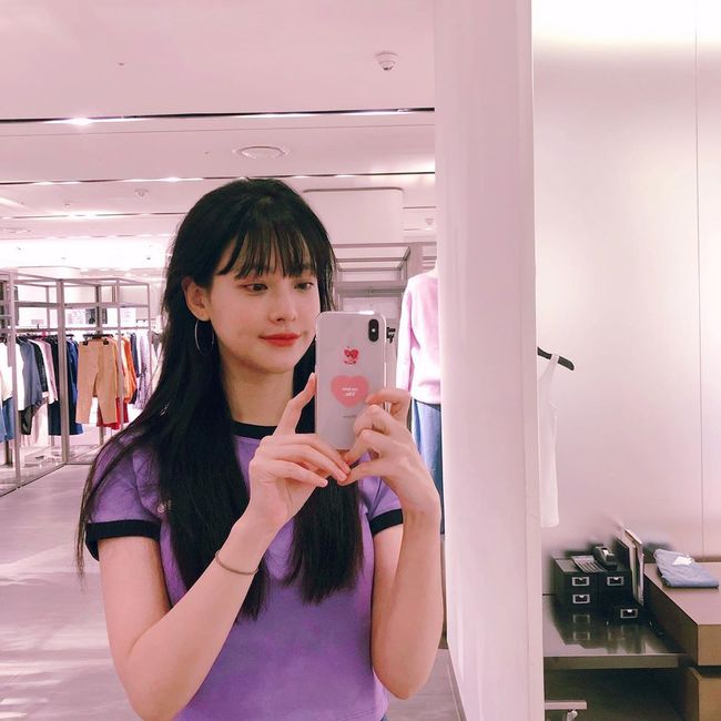 Actor Oh Yeon-seo showed off her lovely beauty and charm.On the 15th, Oh Yeon-seo posted a picture on his instagram and released his current situation.In the photo, Oh Yeon-seo, who is taking a picture of herself in the mirror, is wearing a purple T-shirt and is smiling at the camera.Even though it is not decorating greatly, beauty and lovely charm still remain.On the other hand, Oh Yeon-seo is scheduled to appear in MBCs new drama Humans with Hazards scheduled to air in November.