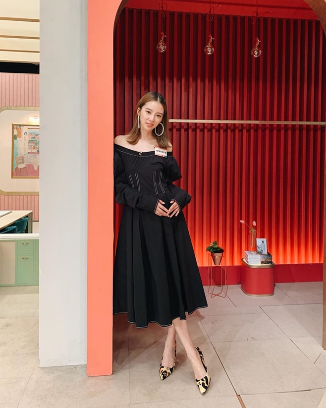 Irene, a model who is active as an entertainment genius, predicted a new season of Get It Beauty.Irene posted a photo on the 13th, saying, On-style Get It Beauty will return to the new season (getitbeautytv back in season!).In the photo, Irene poses against the red wall in a plain makeup and black dress. The model-like 9th grade ratio and doll-like visuals attract attention.Irene has been appearing on Get It Beauty 2019 since February, and she has appeared on MBC entertainment program What do you do when you play?, which was recently broadcast, and showed off her unique sense of entertainment.