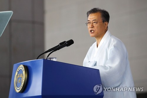 문 대통령, "일본 규제 맞서 책임있는 경제강국 뚜벅뚜벅 걸을 것" (천안=연합뉴스) 배재만 기자 = 문재인 대통령이 15일 오전 천안 독립기념관 겨레의 집에서 열린 제74주년 광복절 경축식에서 경축사를 하고 있다. 2019.8.15 scoop@yna.co.kr