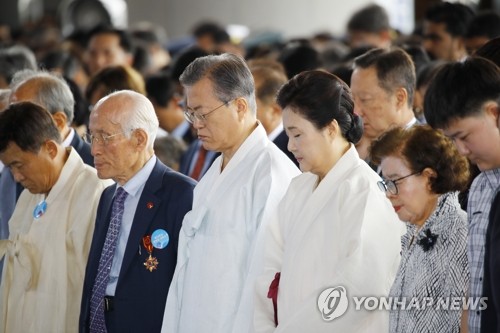 순국선열 및 호국영령에 대한 묵념하는 문 대통령 (천안=연합뉴스) 배재만 기자 = 문재인 대통령이 15일 오전 천안 독립기념관 겨레의 집에서 열린 제74주년 광복절 경축식에서 순국선열 및 호국영령에 대한 묵념을 하고 있다. 2019.8.15 scoop@yna.co.kr