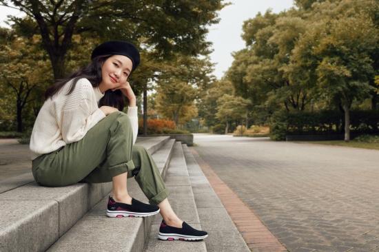 The global sports brand Sketchers released a 19FW picture of its exclusive model Kim Go-eun in the morning of the 16th, which was perfect from casual look to Simple sportswear.I felt autumn. It was like her routine. Kim had a walk in the park, a light exercise.The theme of this season is the comfort of wearing every day. Kim Go-eun styled his high-work five shoes, which he could wear even in his daily life.Meanwhile, Kim Go-eun confirmed Kim Eun-sooks new film, The King: An Eternal Monarch, which depicts the story of the Korean Empire Emperor Lee Gon and the Korean criminal Jung Tae-eul working together across the two worlds.