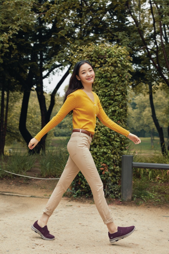 The global sports brand Sketchers released a 19FW picture of its exclusive model Kim Go-eun in the morning of the 16th, which was perfect from casual look to Simple sportswear.I felt autumn. It was like her routine. Kim had a walk in the park, a light exercise.The theme of this season is the comfort of wearing every day. Kim Go-eun styled his high-work five shoes, which he could wear even in his daily life.Meanwhile, Kim Go-eun confirmed Kim Eun-sooks new film, The King: An Eternal Monarch, which depicts the story of the Korean Empire Emperor Lee Gon and the Korean criminal Jung Tae-eul working together across the two worlds.