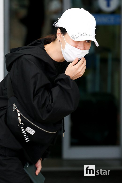 Actor Song Ji-hyo left for Jakarta, Indonesia, through Incheon International Airport on the afternoon of the 16th.