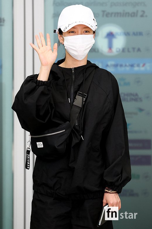 Actor Song Ji-hyo left for Jakarta, Indonesia, through Incheon International Airport on the afternoon of the 16th.