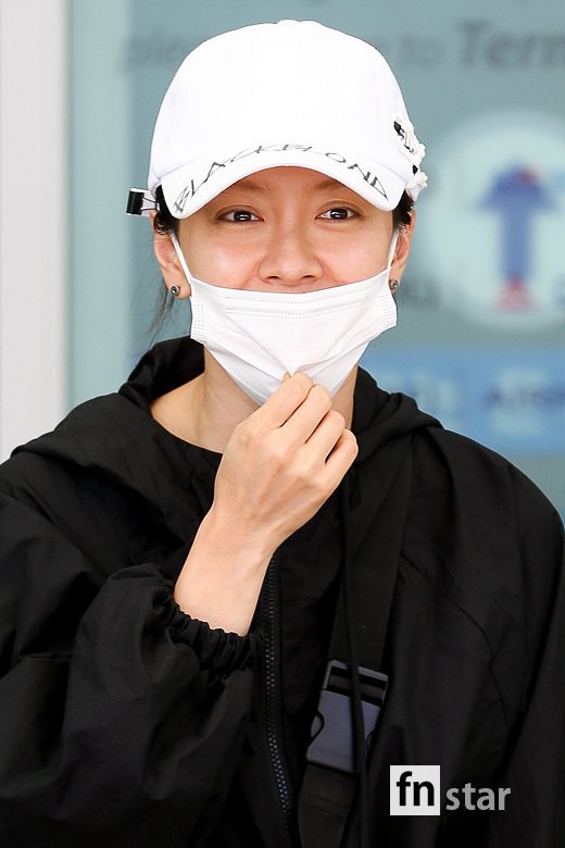 Actor Song Ji-hyo left for Jakarta, Indonesia, through Incheon International Airport on the afternoon of the 16th.