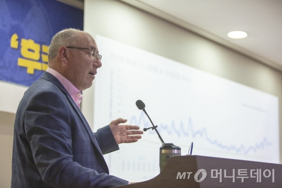 숀 버니 그린피스 수석 원자력 전문가가 14일 서울 여의도 국회의원회관에서 기자간담회를 하고 있다 /사진제공=그린피스