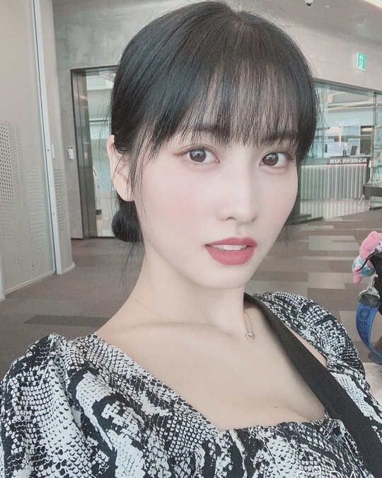 Group TWICE member MOMO boasted a pure beauty.MOMO posted a photo on TWICEs Instagram page on August 16 with the article Im in cooking these days, I want to eat the Ones (the official fandom name of TWICE; Im a Malaysian Gandang.The picture shows MOMO smiling at the camera, and MOMOs white-green skin and large, clear eyes make her look more beautiful.The MOMOs slender jawline also attracts attention.The fans who responded to the photos responded such as It is so beautiful, It looks like an angel and I thought it was a fairy.delay stock