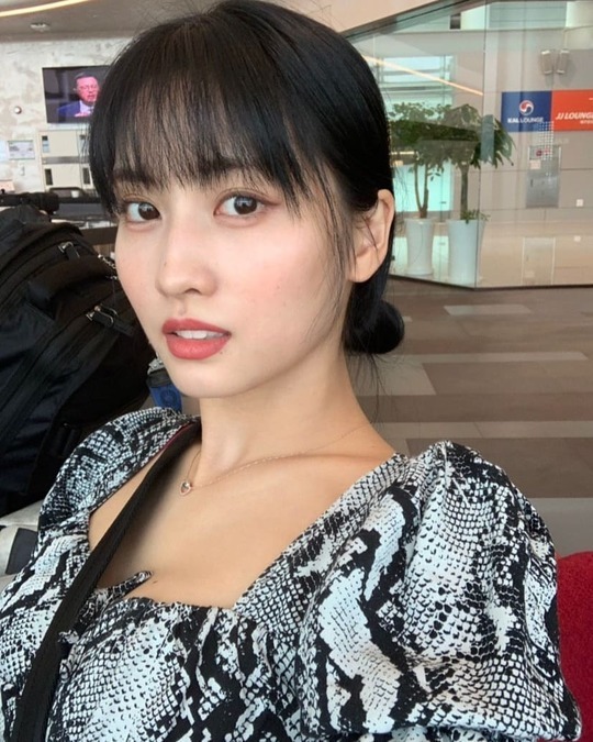 Group TWICE member MOMO boasted a pure beauty.MOMO posted a photo on TWICEs Instagram page on August 16 with the article Im in cooking these days, I want to eat the Ones (the official fandom name of TWICE; Im a Malaysian Gandang.The picture shows MOMO smiling at the camera, and MOMOs white-green skin and large, clear eyes make her look more beautiful.The MOMOs slender jawline also attracts attention.The fans who responded to the photos responded such as It is so beautiful, It looks like an angel and I thought it was a fairy.delay stock