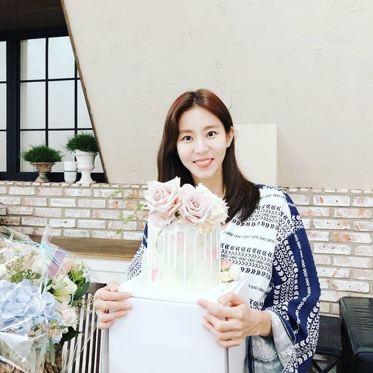 Actor Uee from the group after school boasted her beauty.Uee posted a photo on her Instagram page on August 16.The picture shows Uee holding the flower cake. Uee smiles at the camera. Uees slender jawline and lantern eyes catch his eye.The fans who responded to the photos responded such as I am attractive, My sister is more beautiful than flowers, I am dry, I eat a lot of rice.delay stock