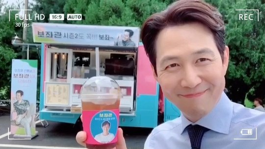Actor Lee Jung-jae has certified Lee Min-hos coffee tea gift.On August 16, Lee Jung-jaes agency Artist Company official Instagram said, Jung Jae-ris coffee car certified cell cam.One video was posted with the article Energy fullness is completed as a coffee gift from actor Lee Min Ho!In the video, Lee is smiling, saying, Ill drink nicely, Mr. Minho, and Ill see you soon.Lee Ha-na