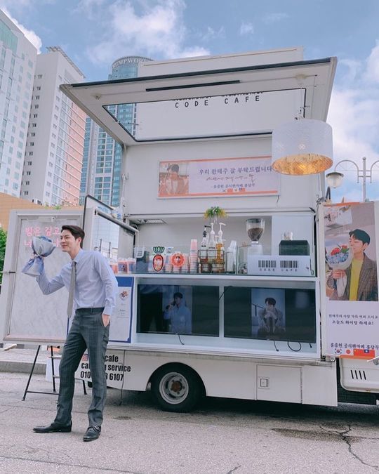Actor Hong Jong-Hyun boasted a 9th grader ratio from the model.Hong Jong-Hyun posted a photo on her Instagram page on August 16.In the photo, Hong Jong-Hyun, who stood with a bouquet of flowers in front of a coffee car presented to fans, was shown.Hong Jong-Hyuns tall giraffe and its perishing small face size attract attention. Hong Jong-Hyuns warm visuals also stand out.Fans who encountered the photos responded such as visual crazy, I love you and I want to marry.delay stock