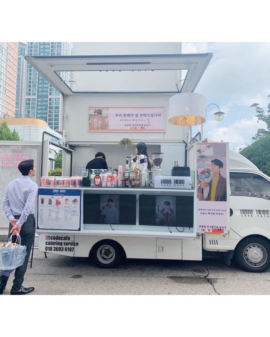 Actor Hong Jong-Hyun boasted a 9th grader ratio from the model.Hong Jong-Hyun posted a photo on her Instagram page on August 16.In the photo, Hong Jong-Hyun, who stood with a bouquet of flowers in front of a coffee car presented to fans, was shown.Hong Jong-Hyuns tall giraffe and its perishing small face size attract attention. Hong Jong-Hyuns warm visuals also stand out.Fans who encountered the photos responded such as visual crazy, I love you and I want to marry.delay stock
