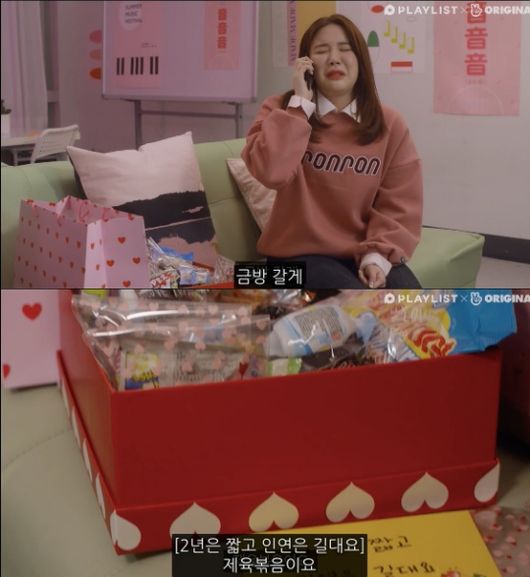 With the end of Yeonply 4, shooting behind-the-scenes cuts and episodes are attracting attention.On Wednesday, the playlist released a massive behind-the-scenes cut of the web drama Love Playlist Season 4 (hereinafter referred to as Yeonfly4).In addition, it is raising interest by releasing the behind-the-scenes episodes related to this.# 1. The first behind-the-scenes cut was a group photo taken at the time of the teaser shoot.The teaser shoot originally included Seung Hyuk senior (Kim Woo-seok), who liked support (Jin Shin-hye) in Season 3, but unfortunately, it did not overlap with the OCN drama Voice 3.# 2. Han Jae-in (Lee Yoo-jin)s The Graduate exhibition was filmed over two days.In particular, the Seoul Illustration Fair illustration artists who participated in Han Jae-ins The Graduate exhibition concept appeared in cameos and struggled together and filmed.The actors who were working on the filming also showed interest in the works of illustrators and said that some of them were deutem (?).#3. The scene where Seo Ji-min (Kim Sae-ron), Park Ha-neul (Bae Hyun-sung) and Jeong Fu-rum (Park Si-an) became Friends for the first time.It is the first time that I become a Friend, and the three chemistry is already complete, so the Jiji couple has become popular in the Jiha vsfuha composition.# 4. Park Hae-jin and Seo Ji-min who made the C.C declaration at the end party. Park Hae-jins luxury performance, which looks at Seo Ji-min, stands out.# 5. Behind-the-cut showing the awkwardness and excitement after the reunion of Han Jae-in and Kang Yoon (Park Jung-woo).#6. Kim Min-woo (Choi Hee-seung) and Kwak Jun-mo (Im Hwi-jin) showed enthusiasm for actually cutting their heads for setting up soldiers. In particular, Kim Min-woo said that he had made three haircuts during filming.# 7. Children C.C can double date even in public.In this scene, it was Kim Hyeong-seoks ad-lib that Lee Hyun-seung (Kim Hyeong-seok) played an arm-motion that was trying to take the menu to Bearded Man.# 8. In the last scene of the 14th episode, Kim Do-young (Min Hyo-won) received a call from Kwak Jun-mo and answered the rice menu that he ate today as fried meat was also the adverb of Min Hyo-won.On the other hand, Yeonply 4, which recently ended, has attracted the attention of the last time with its popularity, exceeding 1 million views in three hours.