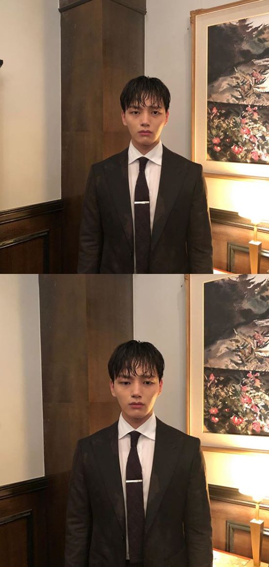 Actor Yeo Jin-goo told me about the recent filming of Hotel Deluna.Yeo Jin-goo posted a photo on her Instagram account on Wednesday with an article entitled Weekend, come on. #Finally #Delday #HotelDeluna tomorrow.In the open photo, Yeo Jin-goo is looking at the camera with a sad expression while wet.Yeo Jin-goo is also attracting attention because he boasts a warm visual even in a soaking wet appearance.On the other hand, TVN Weekend drama Hotel Deluna starring Yeo Jin-goo is broadcast every Saturday and Sunday at 9 pm.Photo: Yeo Jin-goo Instagram