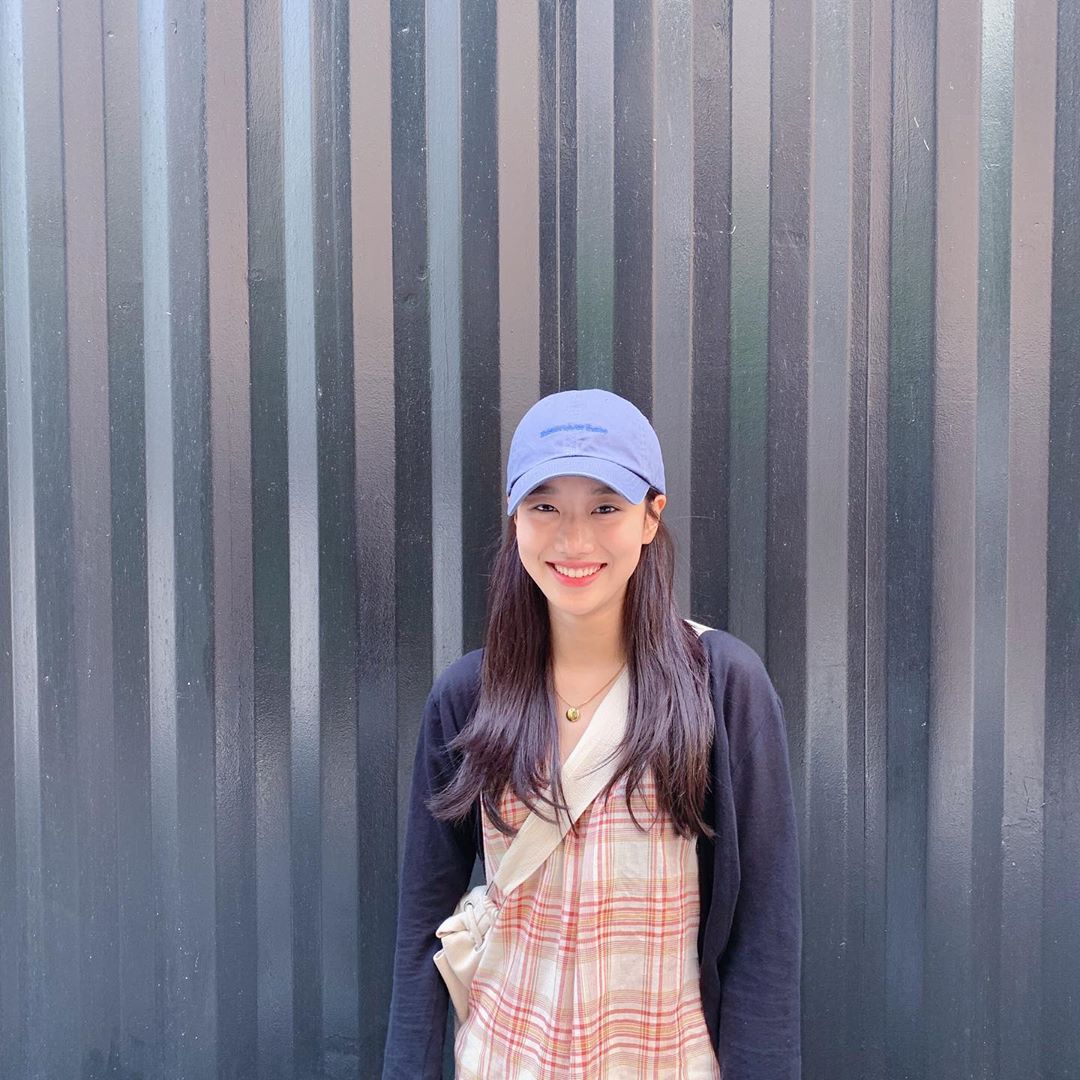 April Na-eun has shared the latest on a comfortable holiday.On the 16th, Na-eun posted two photos on his instagram and posted Happy Friday.In the photo, Na-eun wears a blue hat, a black cardigan, white pants and a bag with a black container in the background and wears a checkered blouse.On the other hand, SBS Friday drama Hip-hop king - Nasnagil, which Na-eun is appearing on, is broadcast every Friday at 11:10 pm.Photo = Na-eun Instagram