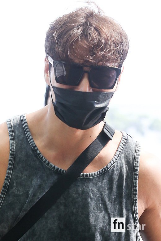 Singer Kim Jong-kook left for Jakarta, Indonesia, through Incheon International Airport on the afternoon of the 16th to attend the Running Man Man meeting.