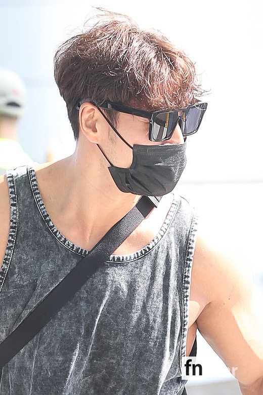 Singer Kim Jong-kook left for Jakarta, Indonesia, through Incheon International Airport on the afternoon of the 16th to attend the Running Man Man meeting.