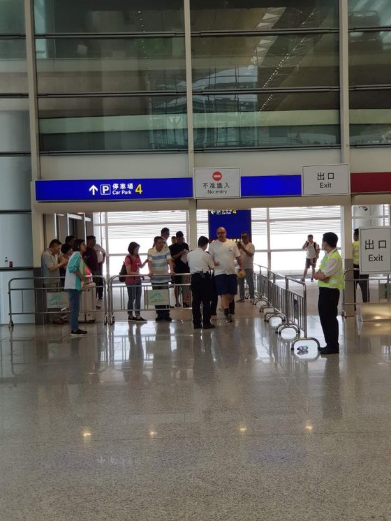 지인을 마중 온 시민들도 공항 밖에서 기다려야 한다[박성훈 기자]