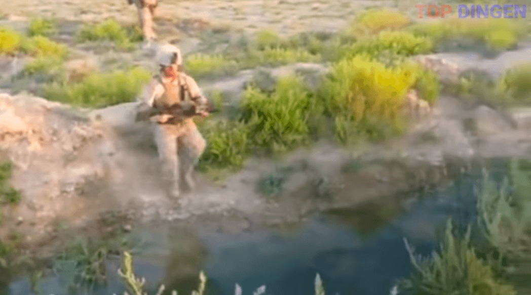 미국 육군 병사가 작전 도중 개울을 건너다 발을 헛디뎌 빠졌다. 이처럼 '천조국'의 미군도 가끔 허당으로 보인다. [유튜브 Top Things 2 계정 캡처]