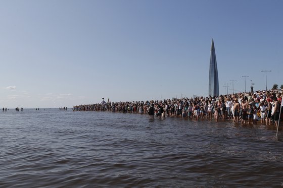 핸드메이드 플로팅 크래프트 축제에서 참가자들이 바다위에 뜬 각종 모형 배를 지켜보고 있다. [EPA=연합뉴스]