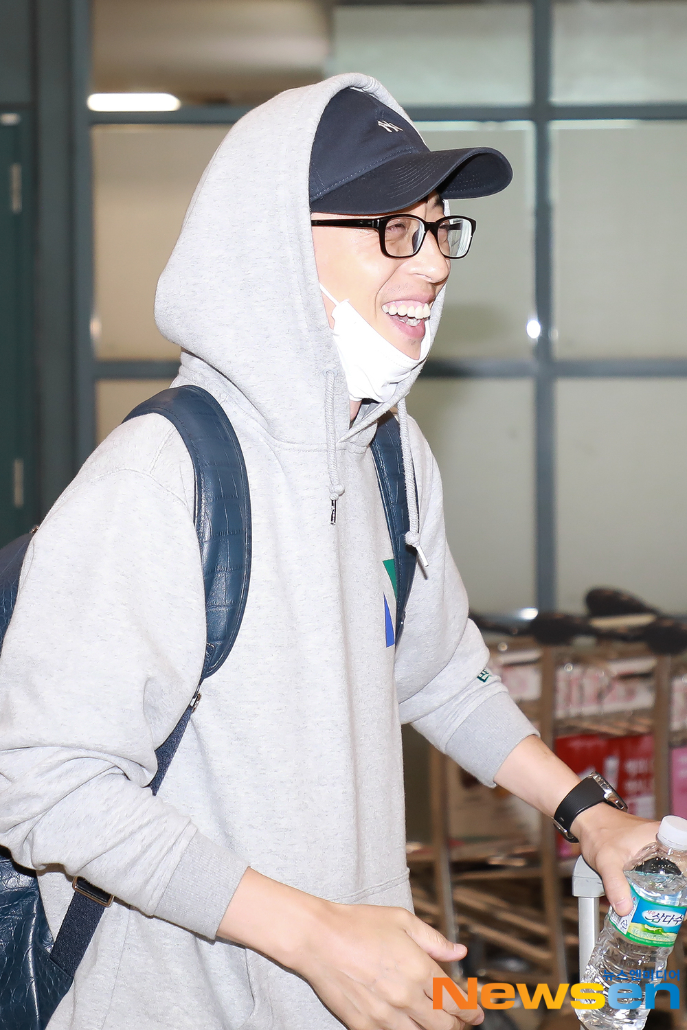 Broadcaster Yoo Jae-Suk arrived at the Inchon International Airport in Unseo-dong, Jung-gu, Incheon after finishing the overseas schedule of RUNNINGMAN FAN MEETING IN JAKARTA INDONESIA held in Indonesia on the morning of August 18th.Yoo Jae-Suk is leaving the arrivals hall.kim ki-tae