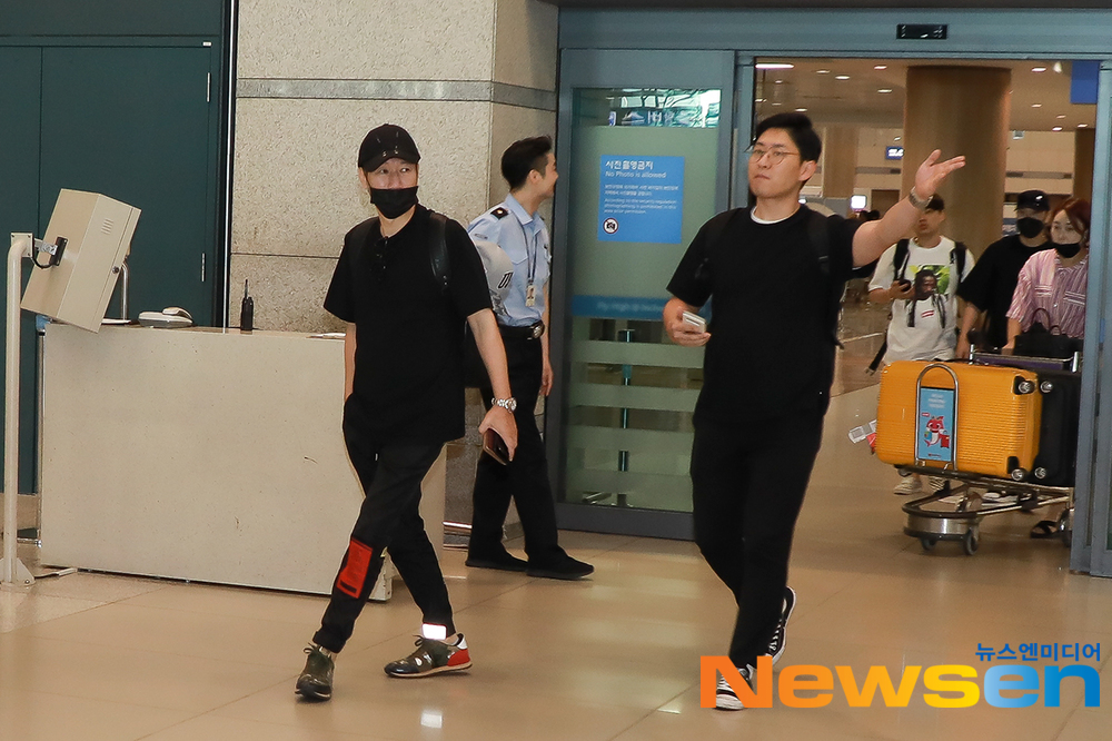 Broadcaster Ji Suk-jin arrived at the Inchon International Airport in Unseo-dong, Jung-gu, Incheon after finishing the overseas schedule of RUNNINGMAN FAN MEETING IN JAKARTA INDONESIA held in Indonesia on the morning of August 18th.Ji Suk-jin is leaving the arrivals hall.kim ki-tae