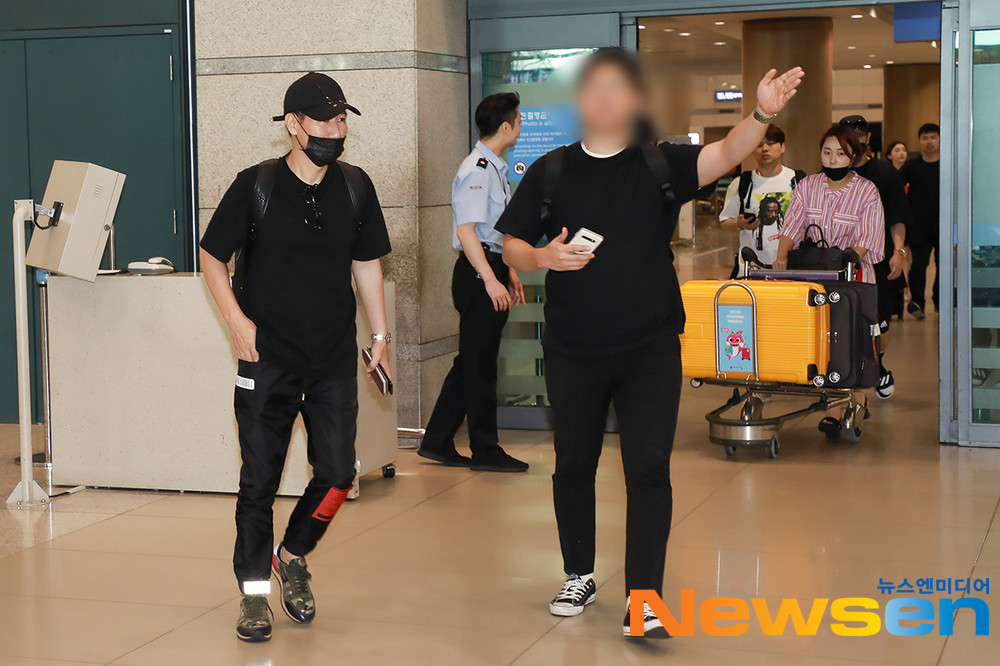 Broadcaster Ji Suk-jin arrived at the Inchon International Airport in Unseo-dong, Jung-gu, Incheon after finishing the overseas schedule of RUNNINGMAN FAN MEETING IN JAKARTA INDONESIA held in Indonesia on the morning of August 18th.Ji Suk-jin is leaving the arrivals hall.kim ki-tae