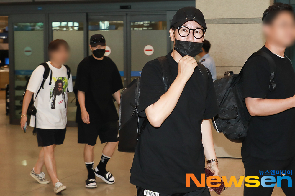 Broadcaster Ji Suk-jin arrived at the Incheon International Airport in Unseo-dong, Jung-gu, Incheon after finishing the overseas schedule of RUNNINGMAN FAN MEETING IN JAKARTA INDONESIA held in Indonesia on the morning of August 18th.Ji Suk-jin is leaving the arrivals hall.kim ki-tae