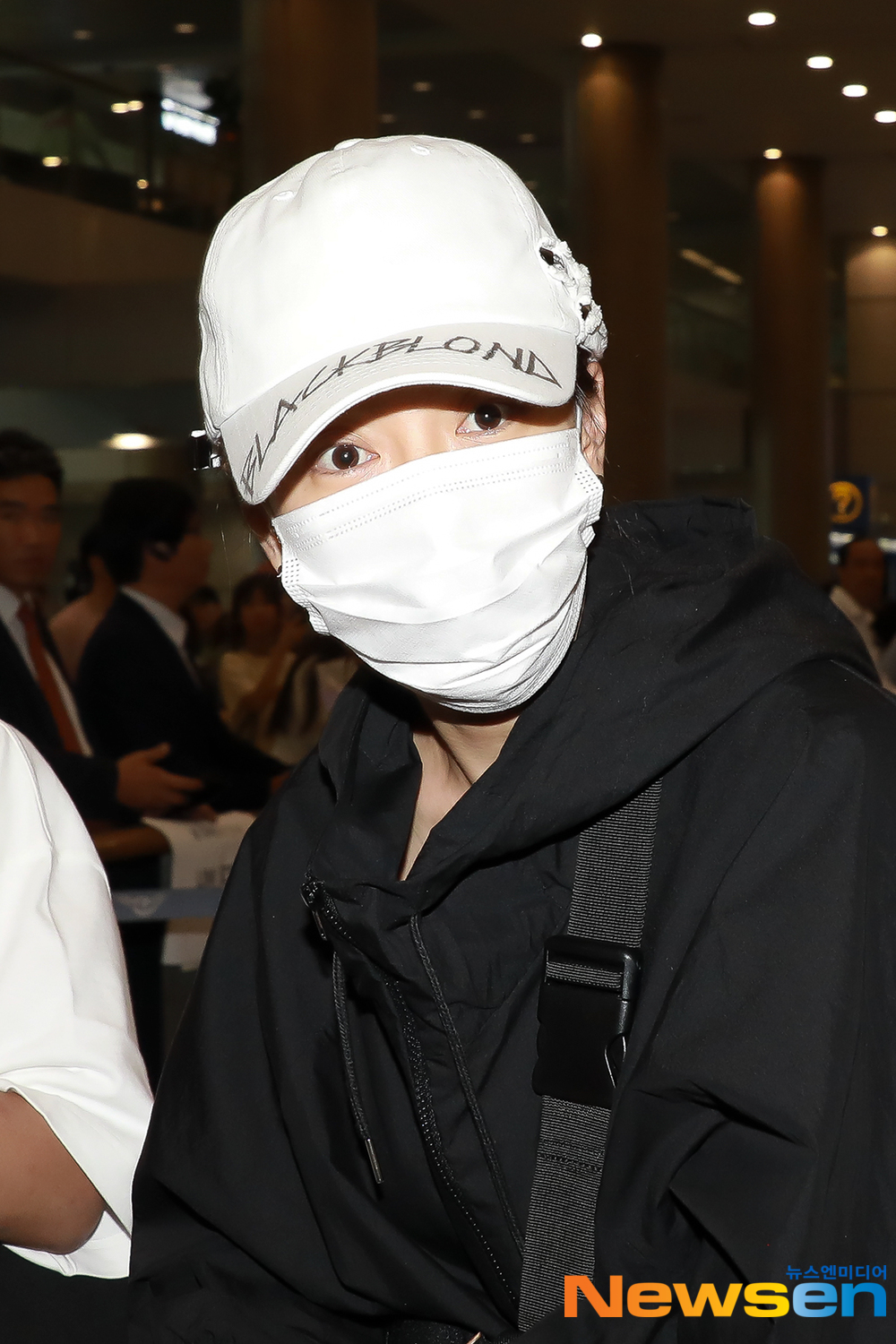 Song JI Hyo surprised, bruising is not available <p>Song JI Hyo is 8 18 am from Indonesia held at the Running Man Love Without Love (Live at Summer Vacation/08 RUNNINGMAN FAN MEETING IN JAKARTA INDONESIA overseas schedule and Incheon Jung-operation in Incheon International Airport through immigration was.</p><p>Song JI Hyo has entry to it.</p><p>#Running Man #RUNNINGMAN #Incheon Airport #airport fashion #ICNAirport</p>