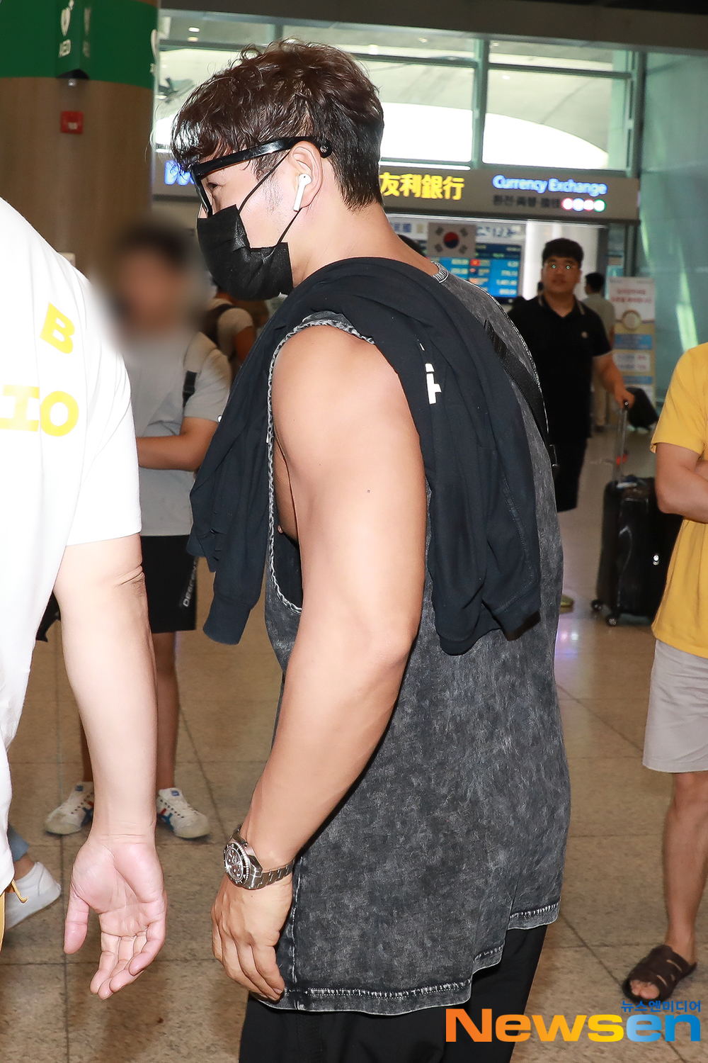 Kim Jong-kook arrived at the Inchon International Airport in Unseo-dong, Jung-gu, Incheon after finishing the overseas schedule of RUNNINGMAN FAN MEETING IN JAKARTA INDONESIA held in Indonesia on August 18th.Kim Jong-kook is leaving the arrival hall.#Running Man #Running ManIncheon Airport #Airport Fashion #ICNAirportkim ki-tae