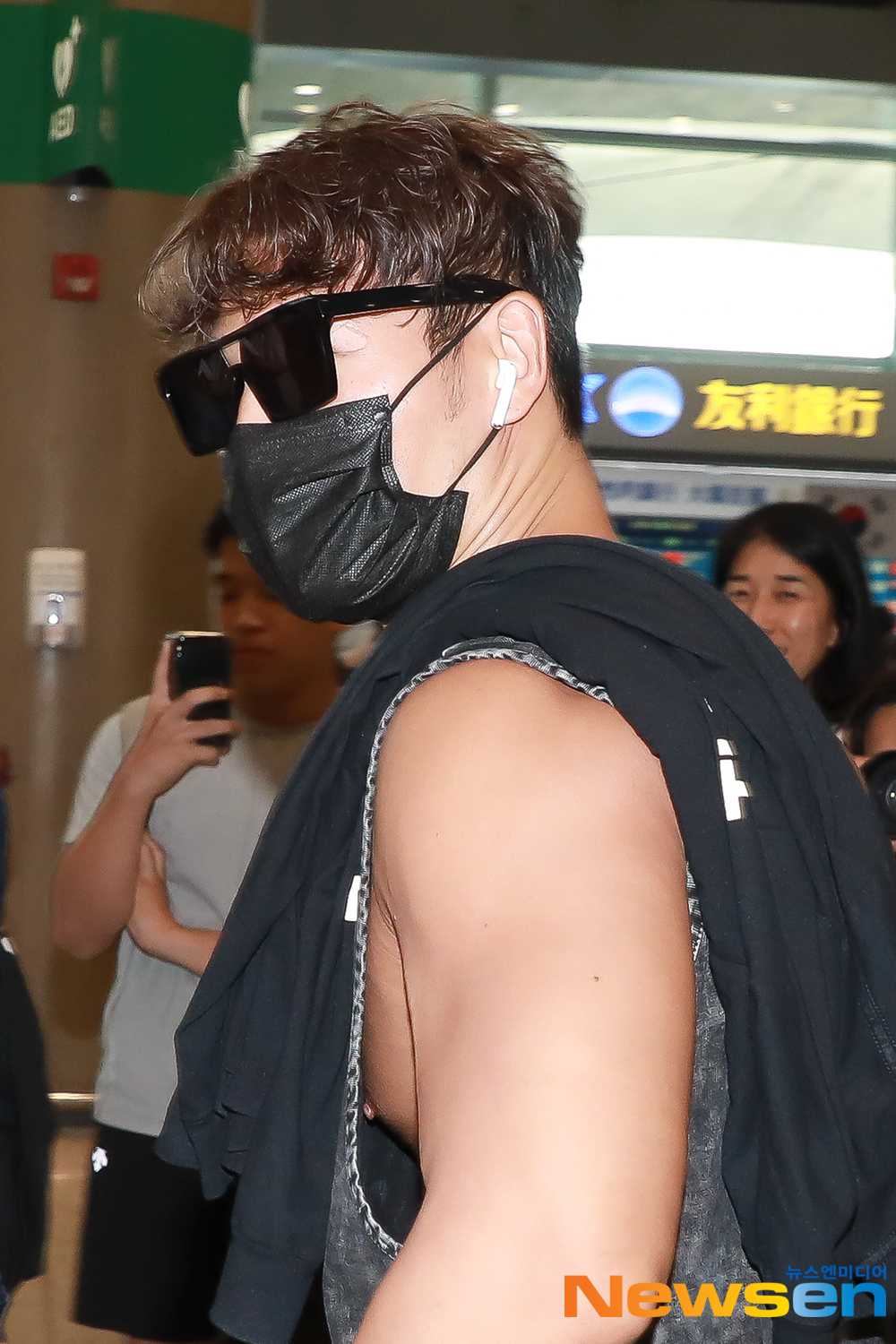 Kim Jong-kook arrived at the Inchon International Airport in Unseo-dong, Jung-gu, Incheon after finishing the overseas schedule of RUNNINGMAN FAN MEETING IN JAKARTA INDONESIA held in Indonesia on August 18th.Kim Jong-kook is leaving the arrival hall.#Running Man #Running ManIncheon Airport #Airport Fashion #ICNAirportkim ki-tae