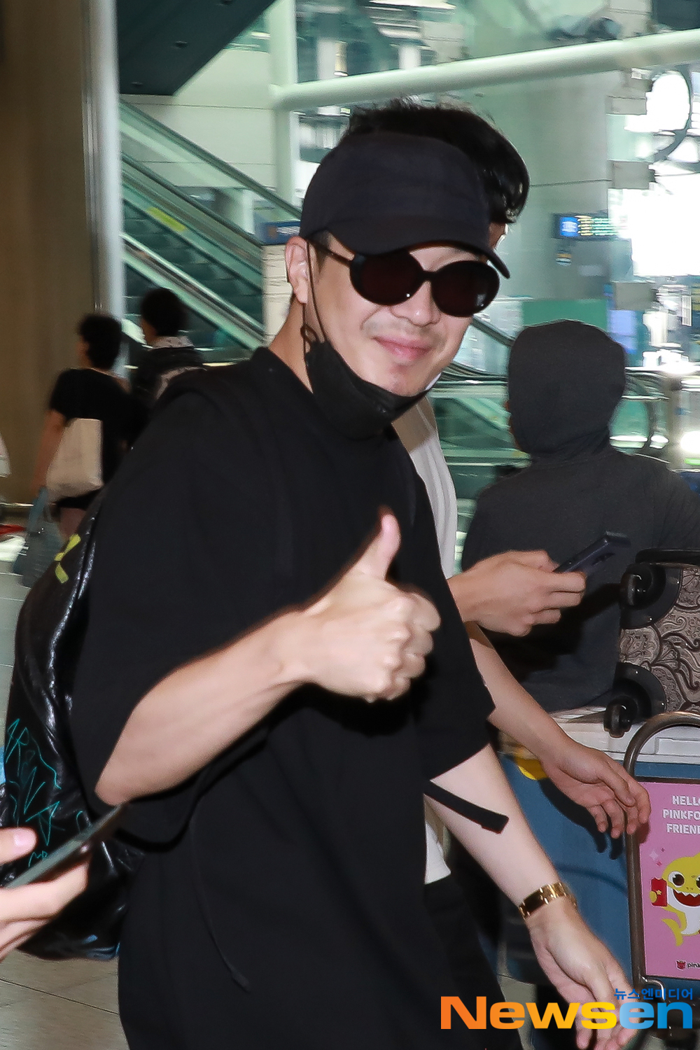 Haha arrived at the Inchon International Airport in Unseo-dong, Jung-gu, Incheon after finishing the overseas schedule of RUNNINGMAN FAN MEETING IN JAKARTA INDONESIA held in Indonesia on August 18th.Haha is leaving the arrival hall.#Running Man #Running ManIncheon Airport #Airport Fashion #ICNAirportkim ki-tae