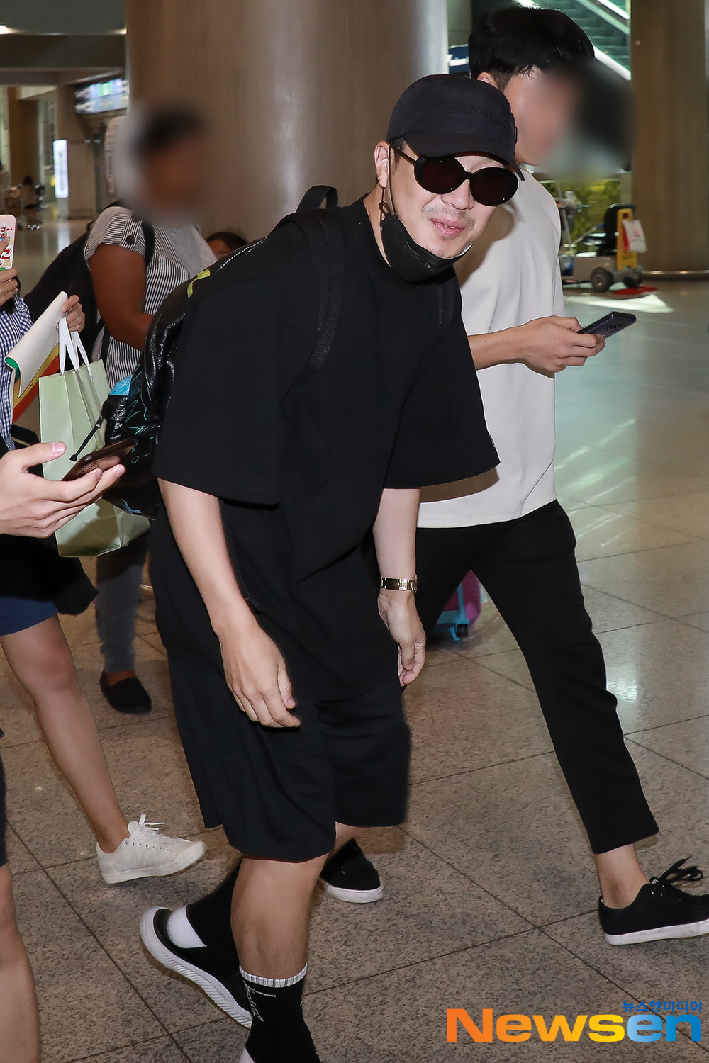 Haha arrived at the Incheon International Airport in Unseo-dong, Jung-gu, Incheon after finishing the overseas schedule of RUNNINGMAN FAN MEETING IN JAKARTA INDONESIA held in Indonesia on August 18th.Haha is leaving the arrival hall.#Running Man #Running ManIncheon Airport #Airport Fashion #ICNAirportkim ki-tae