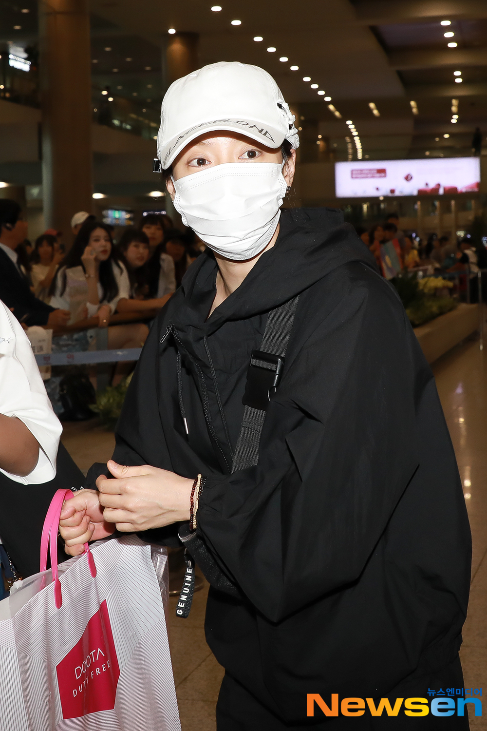 Song Ji-hyo arrived at the Inchon International Airport in Unseo-dong, Jung-gu, Incheon after finishing the overseas schedule of RUNNINGMAN FAN MEETING IN JAKARTA INDONESIA held in Indonesia on August 18th.Song Ji-hyo is leaving the arrivals hall.#Running Man #Running ManIncheon Airport #Airport Fashion #ICNAirportkim ki-tae
