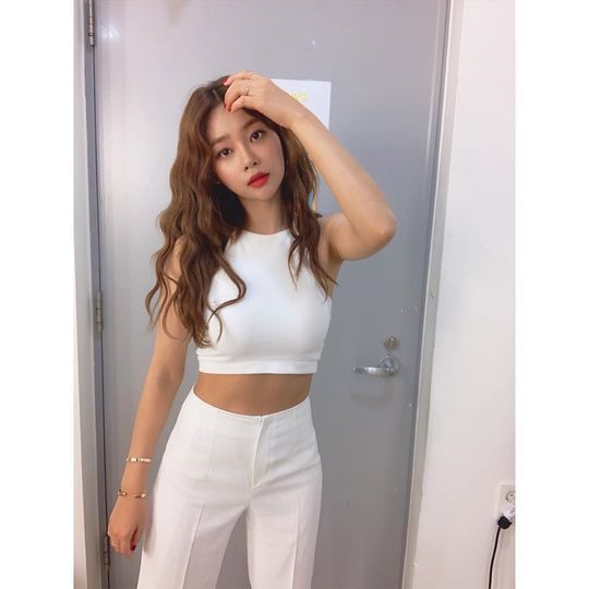 Group AOA member Yuna has unveiled Mnet Queendom shooting costume.Yuna posted a picture on her instagram on August 17 with an article entitled Mnet QueenDOM.The photo shows Yuna in a white crop top, her head swept up and her dreamy eyes emanating.Yunas handful of Waist Lines, revealed under the crop top, attracts attention.Fans who encountered the photos responded to My sister is already my queen, Fighting and I love you.delay stock