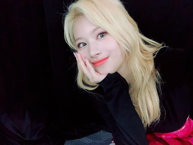 Girl group TWICE member Sana showed off beautiful looks by digesting blonde and pink lip like Perfect match.On the 18th, TWICE official Instagram posted several photos with the article Todays color is pink.The photo shows Sana preparing for the stage, and Sana, who is taking a selfie with her hands on her face, draws attention with her blonde hairstyle and white-green skin.Not only blonde but also pink showed off their charm by digesting like Perfect match.On the other hand, TWICE, which Sana belongs to, is conducting the 2019 World Tour TWICE Ritz.