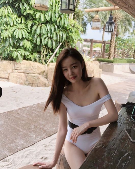 Actor Han Sun-hwa, a former group secret, has revealed the figure of a swimsuit.Han Sun-hwa posted two photos on his Instagram on the 17th with an article entitled Last.Han Sun-hwa in the public photo is enjoying Vacation. I feel relaxed when I laugh at the camera with a drink.Han Sun-hwa, in particular, is wearing a swimsuit that reveals his left shoulder and boasts a slender figure.His hollow collarbone line and his gripping forearms rob his gaze.Han Sun-hwa appeared on TVN Save Me 2 which ended on June 27th.han sun-hwa Instagram