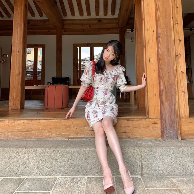 Singer and Actor IU (Lee Ji-eun) has encouraged the shooter of the Hotel Deluna home room.The IU said on his 18th day, If you have an appointment this evening, cancel it now, because part 12 will be a legend.# Hotel Del one day and posted three photos.In the open photo, IU poses at the house of tvN Hotel Deluna Koo Chan-sung (played by Ye Jin-gu) and Sanchez (played by Cho Hyun-chul).The IUs seat was worn by Jang Man-wol at the end of Hotel Deluna broadcast on the 17th. IU, wearing a bright flower pattern dress, is a lovely Jang Man-wol itself.Especially, in the announcement of Hotel Deluna on this day, Jang Man-wol and Gu Chan-sungs kissing gods were revealed, which caused a hot reaction of the audience.Hotel Deluna is broadcast every Saturday and Sunday at 9 pm.IU Instagram