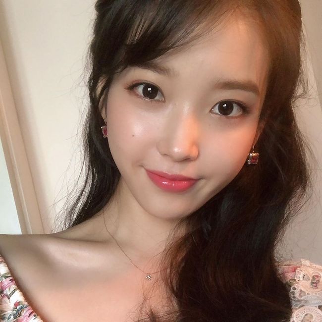 Singer and Actor IU (Lee Ji-eun) has encouraged the shooter of the Hotel Deluna home room.The IU said on his 18th day, If you have an appointment this evening, cancel it now, because part 12 will be a legend.# Hotel Del one day and posted three photos.In the open photo, IU poses at the house of tvN Hotel Deluna Koo Chan-sung (played by Ye Jin-gu) and Sanchez (played by Cho Hyun-chul).The IUs seat was worn by Jang Man-wol at the end of Hotel Deluna broadcast on the 17th. IU, wearing a bright flower pattern dress, is a lovely Jang Man-wol itself.Especially, in the announcement of Hotel Deluna on this day, Jang Man-wol and Gu Chan-sungs kissing gods were revealed, which caused a hot reaction of the audience.Hotel Deluna is broadcast every Saturday and Sunday at 9 pm.IU Instagram