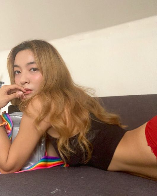Girl group f (x) member Luna showed off her trimmed figure with Exercise.On the 18th, Luna posted several photos on her instagram with an article entitled Expect a special run-farvet swimwear.In the photo, Luna was posing while staring at the camera while lying down.Luna was envious of the viewers, showing off her bronzed skin, her skinless body, and 11-character abdominal muscles.Luna is currently appearing in the musical Mamma Mia and is running the Lunas Alphabet YouTube channel.