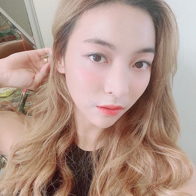 Girl group f (x) member Luna showed off her trimmed figure with Exercise.On the 18th, Luna posted several photos on her instagram with an article entitled Expect a special run-farvet swimwear.In the photo, Luna was posing while staring at the camera while lying down.Luna was envious of the viewers, showing off her bronzed skin, her skinless body, and 11-character abdominal muscles.Luna is currently appearing in the musical Mamma Mia and is running the Lunas Alphabet YouTube channel.