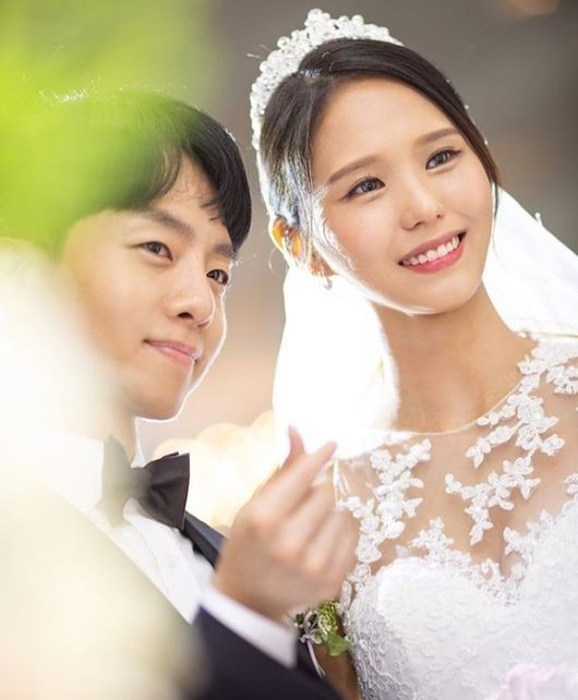 Song Joong-ki - Song Hye-kyo Couple to Ahn Jae-hyun - Ku Hye-sun Couple.Those who were considered to be the representative of the entertainment industry were saddened by the end of the divorce.Song Joong-ki - Song Hye-kyo made a connection with KBS2 drama Dawn of the Sun in 2016.Those who were considered to be the couple of the century reported the marriage news directly to the fans the following year and signed the couples kite on October 31 of that year.But last June, I suddenly announced the news of the divorce.Song Joong-ki said, I am sorry to tell you the bad news to many people who love and care for me.I have been working on the mediation process for the divorce with Mr. Song Hye-kyo, he said.In May, musical actor Park Hae-mi agreed to divorce with her husband Hwang Min.Two years later, in 1995, the two men who met in 1993 in a work called Pumba had a son, but they were known to have suffered extreme conflicts due to a traffic accident caused by Hwang Min last year.Hwang Min was sentenced to four years and six months in prison in December last year, and is serving a sentence of four years and six months in prison.Hwang Min appealed, but Park Hae-mi eventually left the family.Idol Couple also broke down, and in February, Yoo Min, a member of the group BPrania, told her SNS, On December 7, last year, I finally held my child in my arms.As the conflict between the couple deepened during the last marriage life, I decided to do a duty last week under consensus. marriage is separated in six months.But after a few days, I changed my mind, so I asked for time to think about it, and after a deep thought, I talked about it.The news of the child also promised not to be revealed until they were ready for each other, and the groom, who is separated at the stage of being careful because of the concern that the child would have hurt or hurt, unilaterally released the child and this time I learned the public fact through my acquaintance. He publicly criticized her husband.Kim Na-young, a broadcaster who always laughed brightly, told fans directly about the divorce news.In a video posted on YouTube channel No Filter TV in January, Kim Na-young said, I can not be together anymore because my trust with my husband, who I believed completely, is broken.I am going to start a new life with my two sons in the future.  I am afraid and afraid of raising my two sons alone, but I will be courageous because I am a mother. Kim Na-youngs husband and CEO of S Company, A, set up a private futures option company without permission from the financial authorities, and recruited 1,63 members by inviting leading experts (former brokerage staff and Internet BJ), and thus earned 20 billion won in unfair advantage.In the first trial held last year, Mr. A acknowledged all the prosecutions charges, but it was reported that he objected to the amount of unfair advantage of 20 billion won.As a result, it earned 20 billion won in unfair advantage.In the first trial held last year, Mr. A acknowledged all the prosecutions charges, but it was reported that he objected to the amount of unfair advantage of 20 billion won.In 2015, Kim Na-young, who marriages a 10-year-old non-entertainer boyfriend, was shocked to hear the police investigation late.Instead, he got off the cable entertainment program that he had appeared in the apology to the victims, posted photos on his SNS, or stopped broadcasting YouTube personal broadcasts.Ahn Jae-hyun - Ku Hye-sun Couple, who was considered as a couple of entertainment representative eye cleansing, was also in crisis.The two men, who became real lovers through the KBS drama Blood, which ended in April 2015, scored in the high-speed marriage in May of the following year.In particular, the ceremony was omitted and the cost was donated to the pediatric ward of Shinchon Severance Hospital.In the TVN The New Wedding Diary broadcast in early 2017, both of their sweet honeymoon stories were revealed, but the end of the two was not beautiful.Ku Hye-sun revealed on his 18th day that there was a problem between the couple, saying, My husband who changed his mind to Kwon Tae-gi wants a divorce and I want to keep my family.Ku Hye-sun even revealed the texts he shared with Ahn Jae-hyun; according to this, Ku Hye-sun said he had decided to meet.You should be responsible for persuading the diverce as you persuaded when you marriage.Its not difficult to organize the documents, said Ahn Jae-hyun, My mother will be crazy and I will be crazy. I will go to work and say hello.Ku Hye-sun was angry, Is work ahead of my mother? Where is this story?Despite the encouragement and expectation of many people, the two actors have recently reached a situation where they can not maintain their marriage life due to various problems, and after serious consultation, they decided to divide them in consultation with each other, the two agency said.SNS, DB