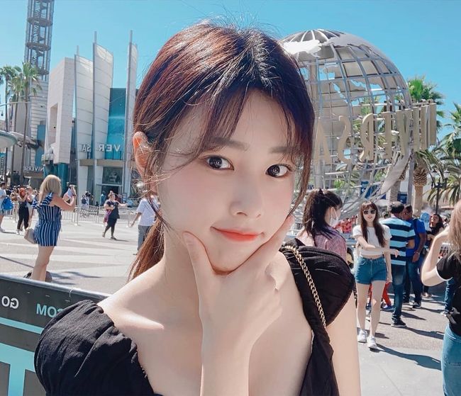 Girl group IZ*ONE member Hyewon has turned into a good night fairy.On the 18th, IZ*ONE official Instagram posted several photos of Wiz One Good Night and Wiz One Good Night.In the photo, Hyewon, who is having a relaxing routine in LA, visited LA Universal Soldier Studios.He is looking at the wizard cloak, taking various poses and showing a playful appearance.Under the clear sunshine, the skin of Hyewon, who is immaculate without any blemishes, attracts attention.On the other hand, IZ*ONE, which Hyewon belongs to, recently appeared on KCON in LA.