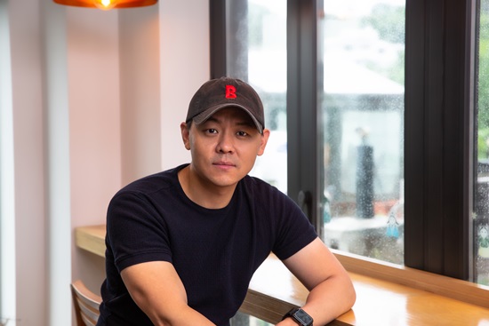 Lion director Kim Joo-hwan Communicating with those who are together, part to take in the future Director Kim Joo-hwan met the audience with the movie Lion.Amid the challenge following Midnight Runners, which had fresh winds in theaters in 2017, it left meaning for a new attempt.Lion, released on July 31, depicts the story of martial arts champion Yonghu (Park Seo-joon), meeting with the Guma priest Anshinbu (Ahn Sung-ki) to confront the powerful evil that has left the world in turmoil.Park Seo-joon, who breathed in Midnight Runners, also joined Lion, and veteran Ahn Sung-ki joined to add weight.Woo Dohwan succeeded in making a strong impression as a black bishop who spreads evil.Even in Midnight Runners, I thought it was new to say that two young people were solving something, and that was also a battle of good and evil.Actors was able to complete the attempt. I was wondering how to make many people enjoy it as something new.In the movie, the moment the father of Yonghu died is the beginning of fantasy, a story that unfolds on the border between reality and fantasy. Director Kim Joo-hwan said, I wanted to show something new in the story, along with the technical attempts I have not seen yet through Lion.The basis for that idea was the presence of Ahn Sung-ki, who played An Sin-bu.Director Kim Joo-hwan said, Although the movie can be scary at first, I thought that the part where the two characters of Yonghu and Ansinbu come in contact with each other is universal.I would like to have such a priest. It is not easy to live, but it is not as hard as the dragon, but the burden of the individual depends on the position of each person.I thought that it was a safe woman who could be warmly treated when I was shaken and trusted. Ahn Sung-ki played such a role.The scenes and ambassadors in the play were also able to be completed with a lot of help, as well as actors and staff.The importance of communication based on this experience is that I will continue to take it with director Kim Joo-hwan, and I am also committed to it. It is called collective intelligence.I think I should be able to refine the creativity of various experts like the director of the film and the director of the lighting like a sculptor.In addition, the acting side had to worry about what is the most natural thing for the character to play, and in order to do so, I have to keep observing Actors.Especially, it is an honor to work with someone like Ahn Sung-ki, so I keep communicating and asking for opinions.Also, even if (Park) Seo Jun is younger than me, he has more experience in various media.It is a very difficult task to establish collective intelligence, but I think that good things can come out when there are people who have such good hearts and affection for each other.Its up to the director to make sure everyones abilities are up, because I think Midnight Runners is good, and everything that could be shown in the summer theaters is lucky.And I think that I can try a new one with Lion this time, and that I have to communicate a lot, and I think it is the part that I should keep going.Director Kim Joo-hwan, who really liked movies and was impressed, wanted to make a movie that could give such a Feeling to the audience with the intention of Lets give it back as much as I received, went to New Zealand during his junior high school days.He majored in international politics at Georgetown University. Since then, he has returned to Korea and has been attracting attention as a special career, including working in public relations teams and Korean film investment teams at the investment distributor Showbox.Following independent films Goodbye My Smile (2010) and Koala (2013), she emerged as Chungmuros most anticipated director at once with her three-year commercial film debut Midnight Runners.Through this Lion, I was able to rethink the way of the filmmaker I am walking.Ive felt a lot this time, You always have good ideas. How you make this is your job. The more you do, the harder it is.I think the know-how accumulated while working on Lion will be a big nutrient for me, and there are various reactions to making and releasing movies in front of the world.I want to make a lot of works in the future, and I am always thinking about the degree and color of newness, and I am going to continue to enter into various opinions whether it is good or not. / Photo = Lotte Entertainment