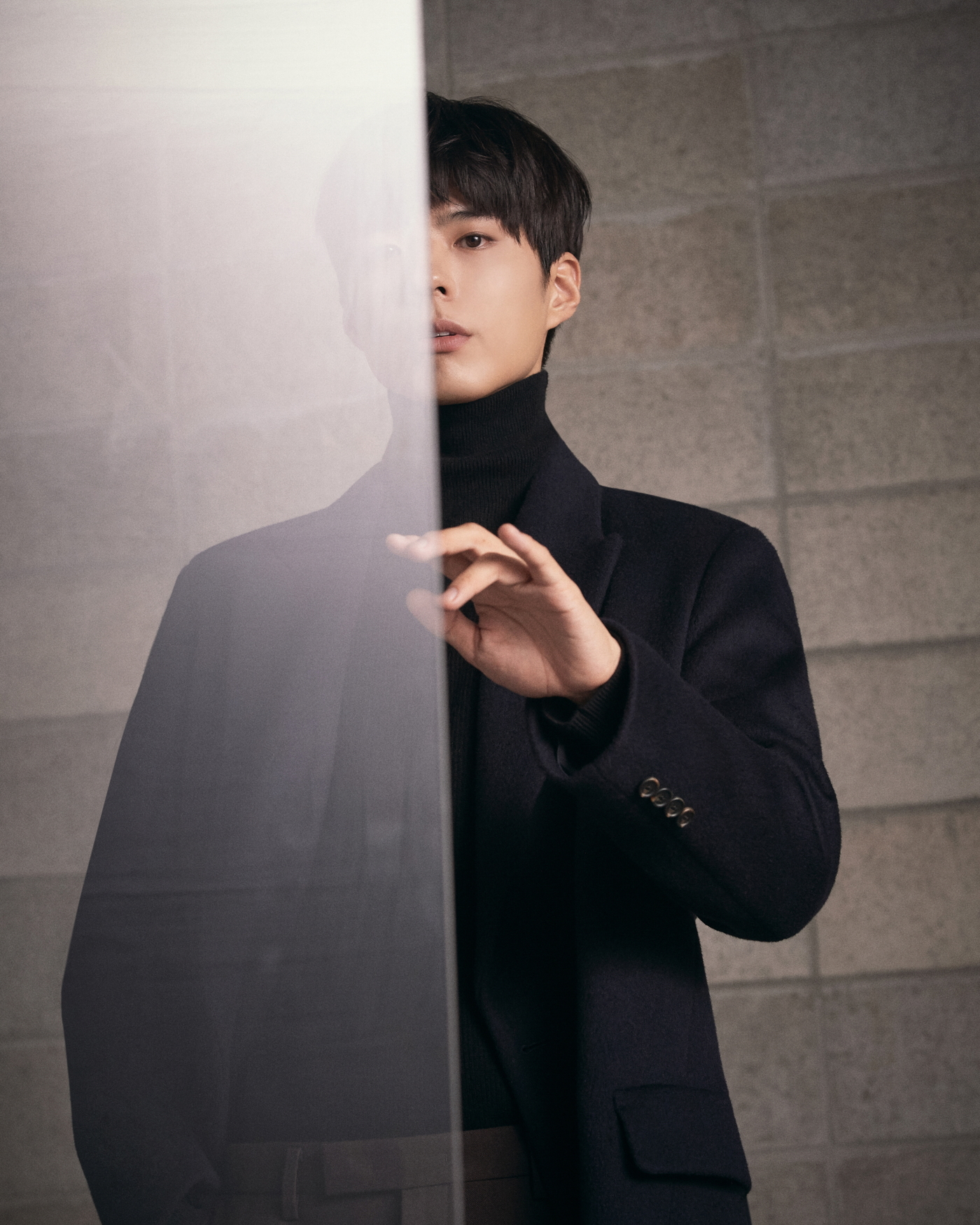 Seoul = = Actor Park Bo-gum turned into autumn man.On the 19th, a clothing brand unveiled a 19F/W pictorial with its exclusive model Park Bo-gum.Park Bo-gum focused on those who see it as a deeper masculine beauty through a picture based on the concept of Newness With Me - Connect Me (NEWNESS WITH ME - CONNECT ME).It also showed colored knitted point styling, and it had an autumn atmosphere with a layered look using various items such as coat, cardigan, trench coat.The clothing brand said, We have used various media that connect me with me now and me to look at ourselves with a new perspective and to capture the appearance of Park Bo-gum, who finds another self.