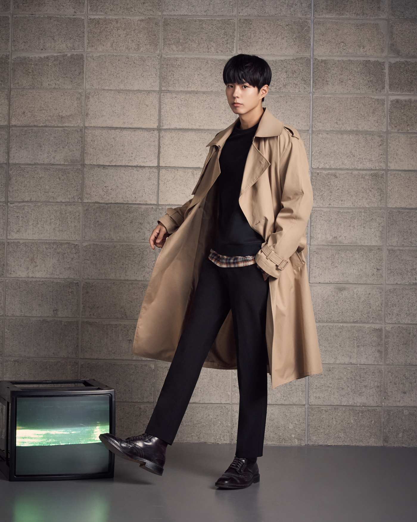Seoul = = Actor Park Bo-gum turned into autumn man.On the 19th, a clothing brand unveiled a 19F/W pictorial with its exclusive model Park Bo-gum.Park Bo-gum focused on those who see it as a deeper masculine beauty through a picture based on the concept of Newness With Me - Connect Me (NEWNESS WITH ME - CONNECT ME).It also showed colored knitted point styling, and it had an autumn atmosphere with a layered look using various items such as coat, cardigan, trench coat.The clothing brand said, We have used various media that connect me with me now and me to look at ourselves with a new perspective and to capture the appearance of Park Bo-gum, who finds another self.