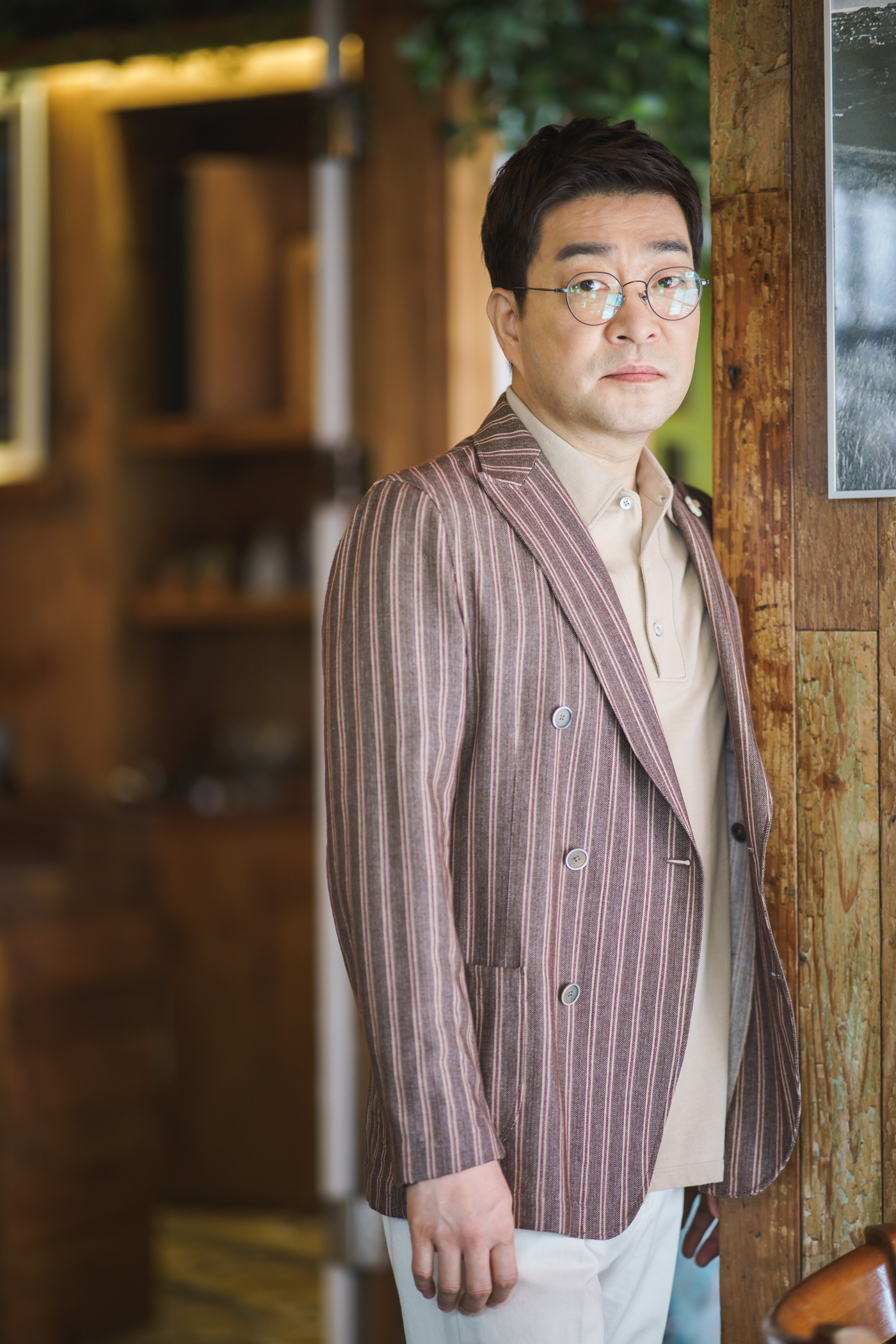 Seoul=) = Actor Son Hyun-joo announced that he will make a special appearance in the JTBC drama Itaewon Clath as a father of Park Seo-joon.Son Hyun-joo said in an interview about the movie I Clowns: Falsify (director Kim Joo-ho) at a cafe in Samcheong-dong, Jongno-gu, Seoul on the afternoon of the 19th,  (I am trying not to play a role in the karisma).Im going to do this later. Im going to die.  Sometimes I look up and my eyes are hard. I have to keep staring at people.I think I should do it with comfort in the future. He recently announced that he appeared in the JTBC drama Itaewon Clath with his relationship with Park Seo-joon. I practice the ambassador together, and there are many people in the practice field.I cant be so comfortable with saying hello, making special appearances, and making ambassadors. Seo Jun is my father, but I just want to live.Im trying to get my eyes cool and a little loose. Son Hyun-joo said, After Tracker, the roles that came to him changed. Before that, he had a lot of roles of a very comfortable, emotional, and warm person like a village uncle. After that, he continued with the same writer and the same directors. He said.After that, I did a lot of dark things, and the movie was before and after Hide and Seek, he said. I like the close.I am trapped, but I am trying to stick out without being trapped, so I like to be a character who is not still for a while, so I am caught again and try to go on my own path again. Son Hyun-joo played the role of one of the planners of the Falsify group in the I Clowns: Falsify group.I Clowns: Falsify depicts what happens when five clowns who shake the public mind and falsify the wind with the stage of the Joseon Falsitude are ordered to create the story of Sejo from the best power of Korea.It is a film based on the motif of about 40 strange phenomena recorded in the actual Sejo Annals.Meanwhile, I Clowns: Falsify will be released on the 21st.