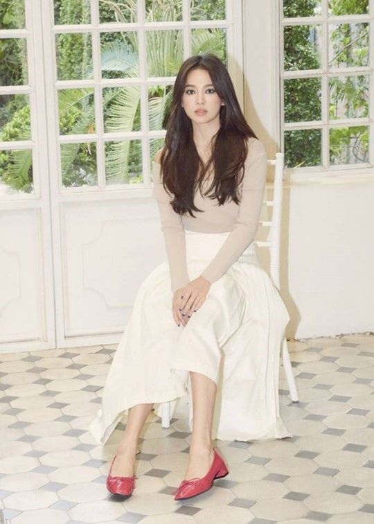 The recent situation of Actor Song Hye-kyo has been revealed.Shoes brand Shucomma Bonnie unveiled a campaign with Song Hye-kyo, a 2019 FW season Muse.SHINE ON ME, released by Shucommaboni, is a campaign for women who know how to choose and enjoy their own style.I expressed Shucomma Bonnie, who will shine my day and every moment, through Muse Song Hye Kyo.Song Hye-kyo in the picture emphasized sensual charm with smokey makeup. He changed the costumes of leather jackets and dresses according to the types of shoes such as sneakers, heels, and pumps, and created various atmospheres.It was a picture that showed the charm of a dignified and sophisticated city woman.Song Hye-kyo is being positively reviewed after being offered the movie Anna.
