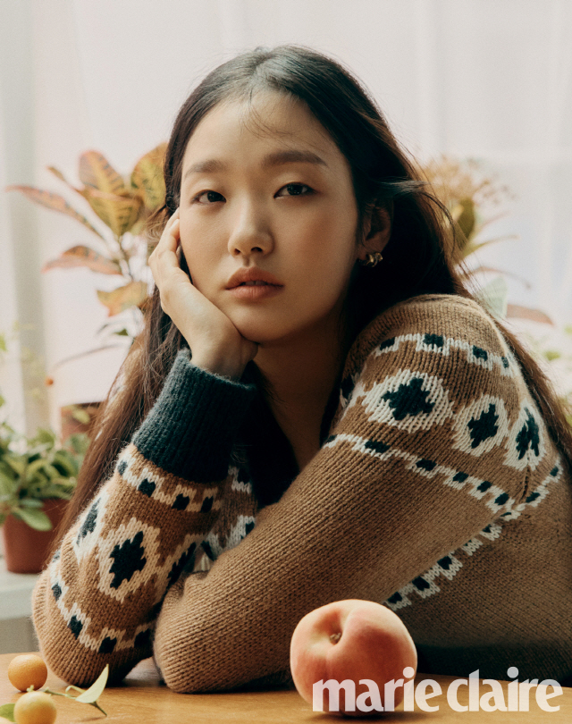 On August 28, an interview with the lovely pictorials of Actor Kim Go-eun and Jung Hae In, the two main characters ahead of the release of the movie The Music Album of Fever, was released in the September issue of [Marie Claire].The two people in the public picture showed a friendly appearance that they could see the atmosphere of the movie while smiling at each other.When asked about the first Feelings when he received the scenario of the movie The Music Album of the Fever in the interview, Actor Jung Hae In confessed that Kim Go-eun knew that she would play the role of the heroine, and that she was helpful in the transfer, and she recalled that the overall Feelings were warm and most of all,Actor Kim Go-eun also said that it was good to have an emotional line that can be sympathized with the attempt to meet through the scenario is a very realistic person.We also talked about various analog items that appeared in the background Music Album of Yul from 1994 to the early 2000s.Both Actors responded that they were Film cameras for analog items that they wanted to exist without disappearing forever.Actor Kim Go-eun said, Film cameras take a film with a film.And Actor Jung Hae In replied, I think the film camera appears in the movie, and it seems to have a waiting and a heartfelt heart.Despite the shooting on a hot day, the back door was that the shooting scene was very enjoyable thanks to the bright and pleasant energy of the two actors.The main character of the retro emotional melodrama The Music Album of Yul, Actor Kim Go-eun and Jung Hae Ins picture and interview specials can be found in the September issue of Marie Claire and the Marie Claire website.The movie The Music Album of Yu-Yeol depicts the process of two people who accidentally met, Kim Go-eun and Jung Hae In, repeatedly crossing and facing each other for a long time, like a song that flows from the radio.[Marie Claire] The Music Album of Yu-Yeol will be released on August 28 (Wednesday) with a culture that will cover the September issue and paint late summer and autumn with emotional melodies.