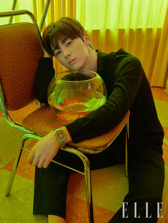 Min Hyon, a member of the group NUEST, has gained intense charm.Fashion magazine Elle released a September issue photo with Min Hyon on the 19th.Min Hyon in the photo is sitting on the floor wearing a black suit, staring at the camera with his eyes, and showing off his innocence by looking at the cup in a bright atmosphere.Min Hyon has completely digested the concept of day and night of youth, said Pleady Entertainment, a subsidiary company. I received applause from the people who took control of the scene with Aura, which is thicker than last shooting.Meanwhile, NUEST, which Min Hyon belongs to, will hold 2019 NUEST TOUR Segno in Manila, Philippines on the 31st and meet with fans.Photo: Elle Provision